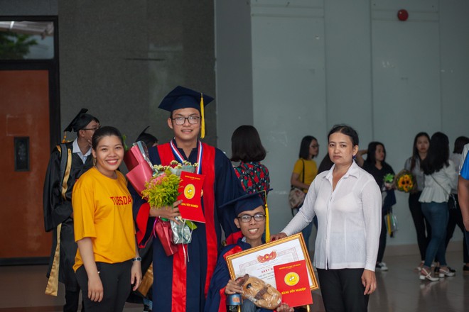 Con đường đến trường của chàng thủ khoa nặng 26kg: Chúng ta có quyền lựa chọn cách đối phó với biến cố đời mình - Ảnh 8.