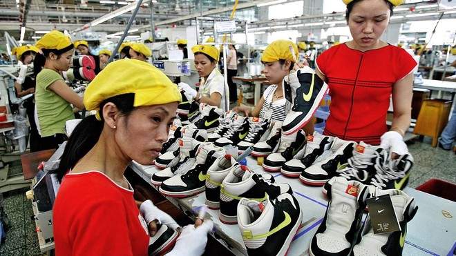 Nike, Adidas, GAP và H&M lo phí gia công tăng cao khi các ông lớn công nghệ ồ ạt vào Việt Nam - Ảnh 1.