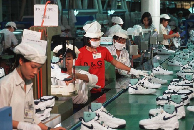 Nike, Adidas, GAP và H&M lo phí gia công tăng cao khi các ông lớn công nghệ ồ ạt vào Việt Nam - Ảnh 2.