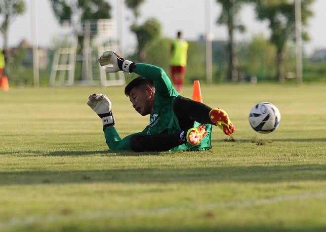 Thầy Park căng mắt tìm Quang Hải, Văn Hậu mới cho U22 Việt Nam - Ảnh 2.