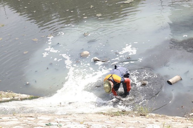 Công nhân đội nắng, ngâm mình dưới nước bẩn nạo vét bùn sông Tô Lịch - Ảnh 15.