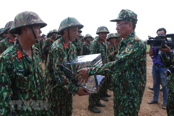 Lực lượng vũ trang Hậu Giang diễn tập tiến công địch đổ bộ đường không - Ảnh 4.