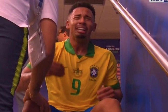 Ghi bàn, kiến tạo rồi ăn thẻ đỏ, tiền đạo Brazil sút tung chai nước, đẩy ngã màn hình VAR rồi khóc như trẻ con trong đường hầm - Ảnh 6.