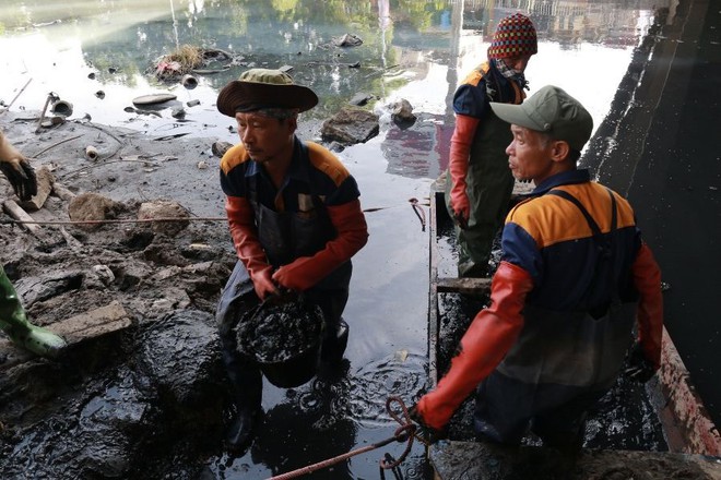 Công nhân đội nắng, ngâm mình dưới nước bẩn nạo vét bùn sông Tô Lịch - Ảnh 6.