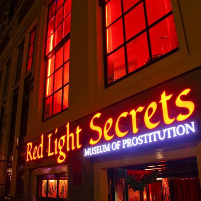 Phố đèn đỏ nổi tiếng nhất thế giới: 2 cô đào từng phục vụ 355.000 người đàn ông và bí mật luôn gây tò mò ẩn sau mỗi ô cửa màu đỏ quyến rũ - Ảnh 8.