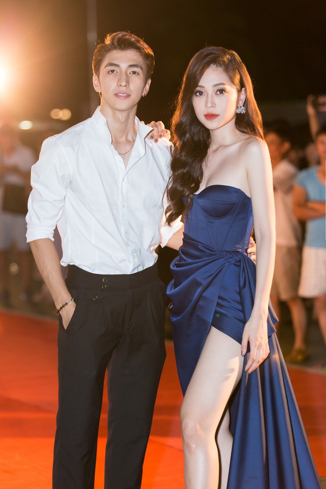 Hoa hậu Trần Tiểu Vy khoe chân dài miên man, xinh đẹp nổi bật giữa dàn hoa hậu đình đám - Ảnh 1.