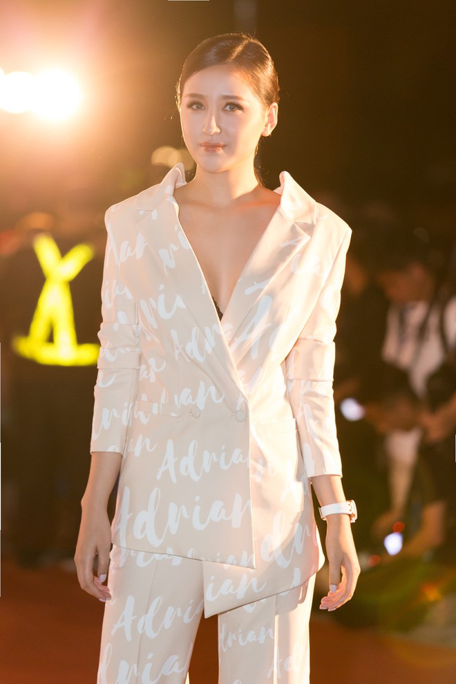 Hoa hậu Trần Tiểu Vy khoe chân dài miên man, xinh đẹp nổi bật giữa dàn hoa hậu đình đám - Ảnh 11.