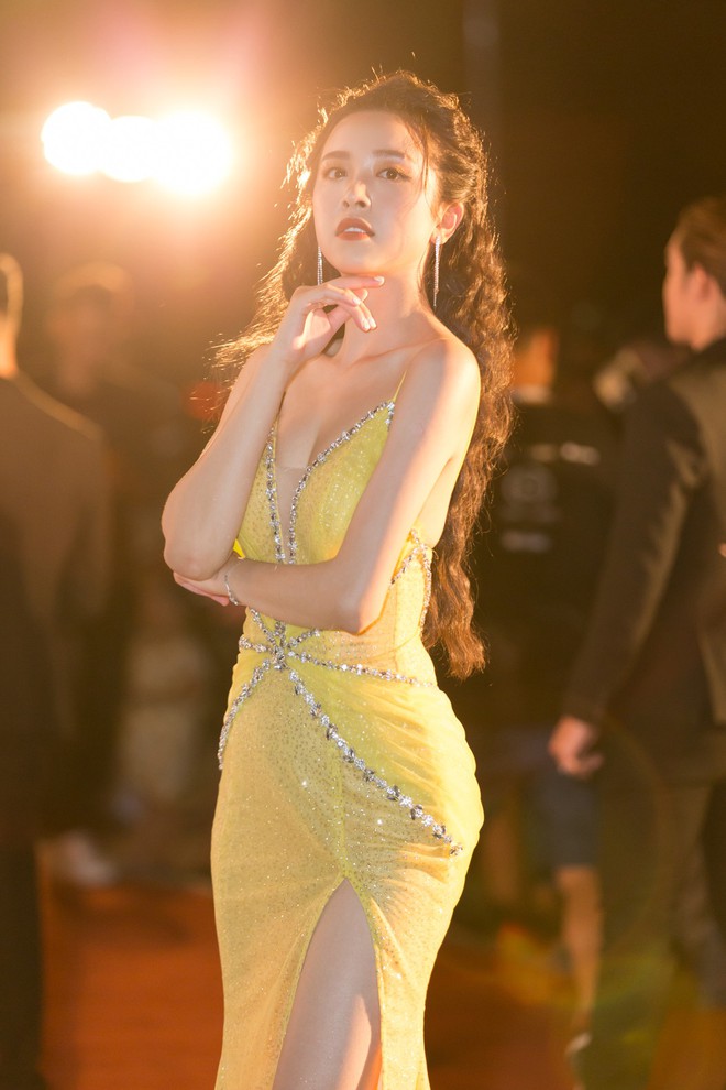 Hoa hậu Trần Tiểu Vy khoe chân dài miên man, xinh đẹp nổi bật giữa dàn hoa hậu đình đám - Ảnh 12.