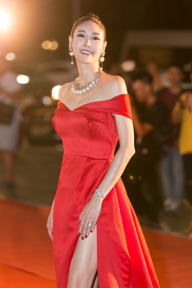 Hoa hậu Trần Tiểu Vy khoe chân dài miên man, xinh đẹp nổi bật giữa dàn hoa hậu đình đám - Ảnh 9.