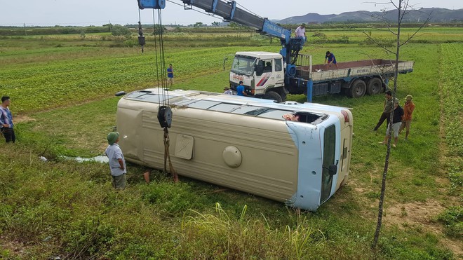 Ô tô lật, hàng chục người nhập viện nghi do nữ công nhân hất trúng tay khiến tài xế mất lái - Ảnh 3.