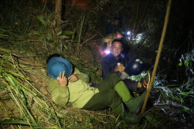 Toàn cảnh vụ cháy rừng thông ở Hà Tĩnh, lực lượng chức năng trắng đêm canh rừng - Ảnh 12.