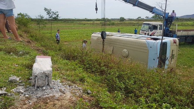 Ô tô lật, hàng chục người nhập viện nghi do nữ công nhân hất trúng tay khiến tài xế mất lái - Ảnh 1.