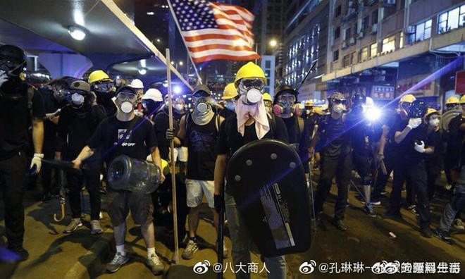 Thông điệp cứng rắn của quân đội Trung Quốc tới người biểu tình Hong Kong: Trừng phạt? - Ảnh 2.