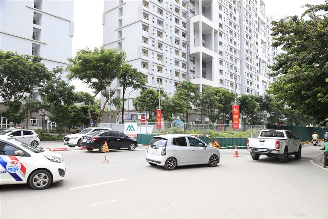 Rào chắn nhiều tuyến đường Hà Nội để xây Thánh đường tốc độ F1 - Ảnh 2.