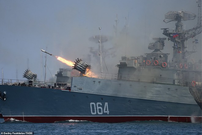 Chùm ảnh Hải quân Nga kiêu hãnh phô trương sức mạnh khiến nhiều đối thủ kiêng nể - Ảnh 10.