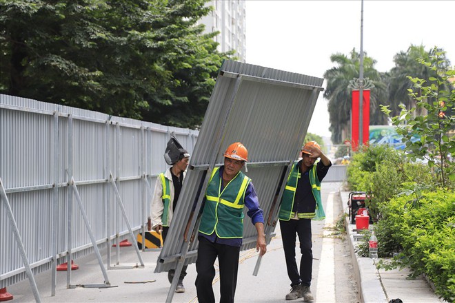 Rào chắn nhiều tuyến đường Hà Nội để xây Thánh đường tốc độ F1 - Ảnh 3.