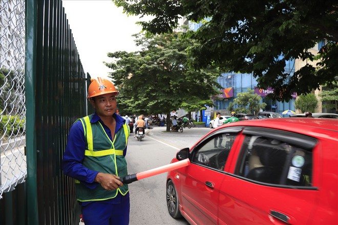 Rào chắn nhiều tuyến đường Hà Nội để xây Thánh đường tốc độ F1 - Ảnh 10.