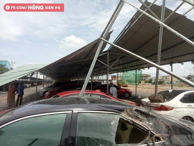 Hình ảnh xe hơi vỡ toác kính, hư hỏng sau trận gió cực lớn ở Sài Gòn được chia sẻ - Ảnh 1.