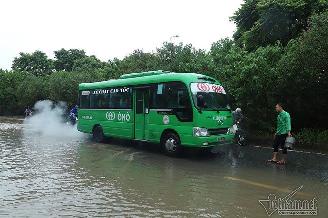 Xế hộp vượt lũ, người người đắp đê trên đại lộ hiện đại nhất Việt Nam - Ảnh 13.