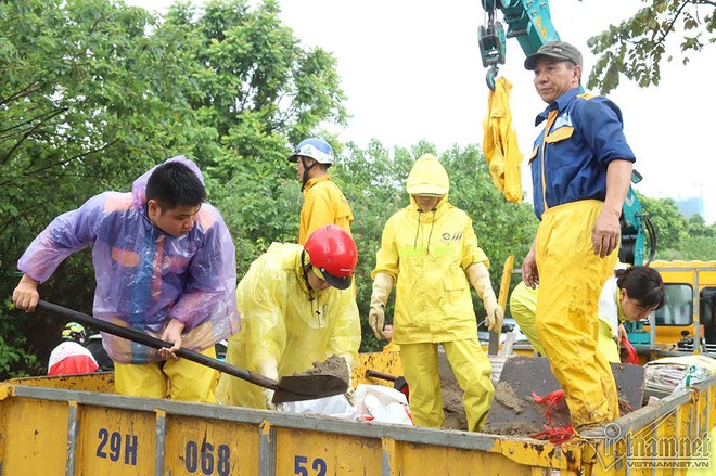 Xế hộp vượt lũ, người người đắp đê trên đại lộ hiện đại nhất Việt Nam - Ảnh 15.