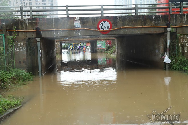 Xế hộp vượt lũ, người người đắp đê trên đại lộ hiện đại nhất Việt Nam - Ảnh 20.