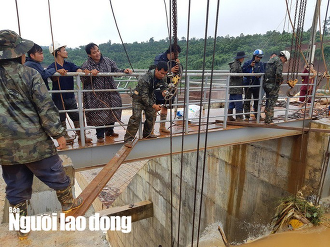 Cận cảnh giải thoát bom nước thủy điện Đắk Kar - Ảnh 4.