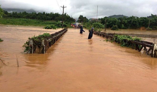 Xúc động tiễn biệt công an viên Phạm Minh Tú tử vong do cứu người lũ dữ  - Ảnh 2.