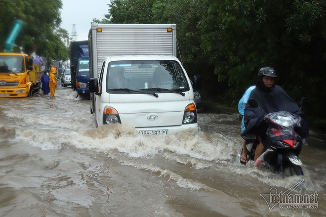 Xế hộp vượt lũ, người người đắp đê trên đại lộ hiện đại nhất Việt Nam - Ảnh 4.