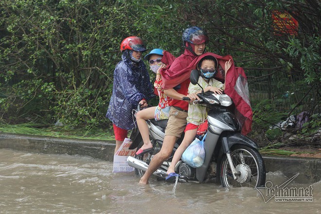 Xế hộp vượt lũ, người người đắp đê trên đại lộ hiện đại nhất Việt Nam - Ảnh 6.