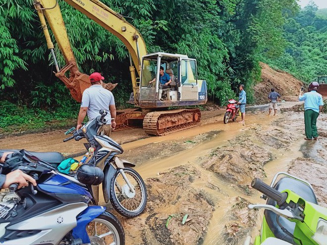 Xúc động tiễn biệt công an viên Phạm Minh Tú tử vong do cứu người lũ dữ  - Ảnh 6.