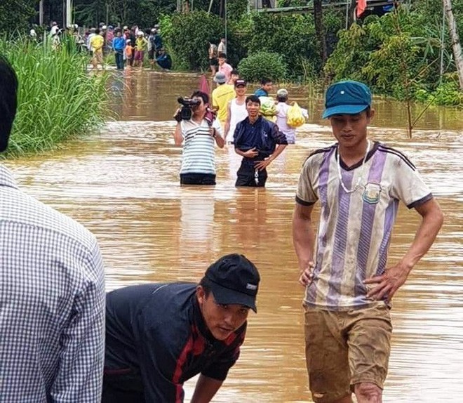 Xúc động tiễn biệt công an viên Phạm Minh Tú tử vong do cứu người lũ dữ  - Ảnh 7.