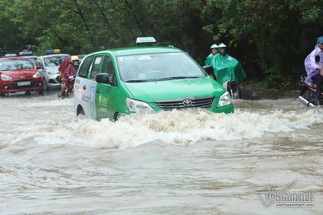 Xế hộp vượt lũ, người người đắp đê trên đại lộ hiện đại nhất Việt Nam - Ảnh 10.