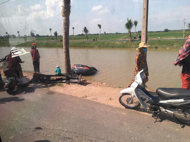 Ô tô lao thẳng xuống sông, người phụ nữ chật vật chui ra từ cửa ghế lái thoát nạn - Ảnh 1.