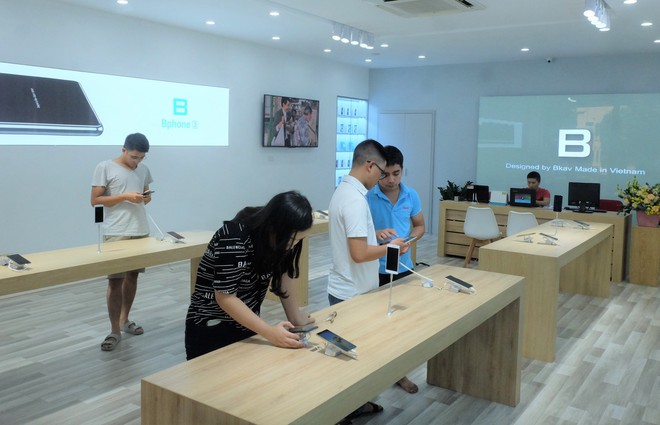 Bên trong tổ hợp dịch vụ khách hàng Bphone Store vừa ra mắt ở Hà Nội - Ảnh 2.