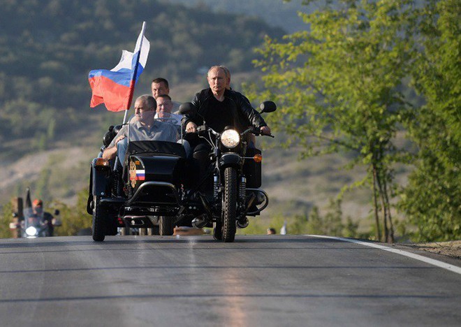 Ông Putin diện áo da cực ngầu, lái ‘xít đờ ca’ Ural huyền thoại - Ảnh 2.