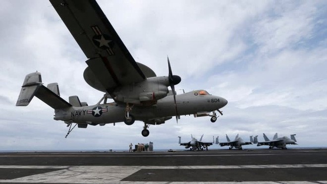 Tàu sân bay Mỹ thả neo thách thức Trung Quốc - Ảnh 1.