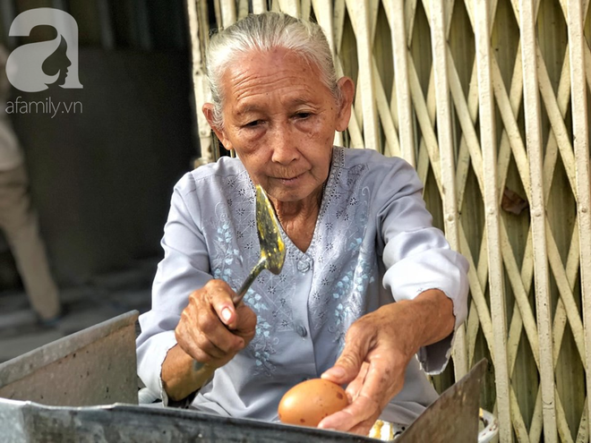 Gặp bà Hai bán bánh mì nói tiếng Anh ở trung tâm Sài Gòn: 75 tuổi mà vẫn khỏe re, lúc nào cũng lo khách không no cái bụng - Ảnh 1.