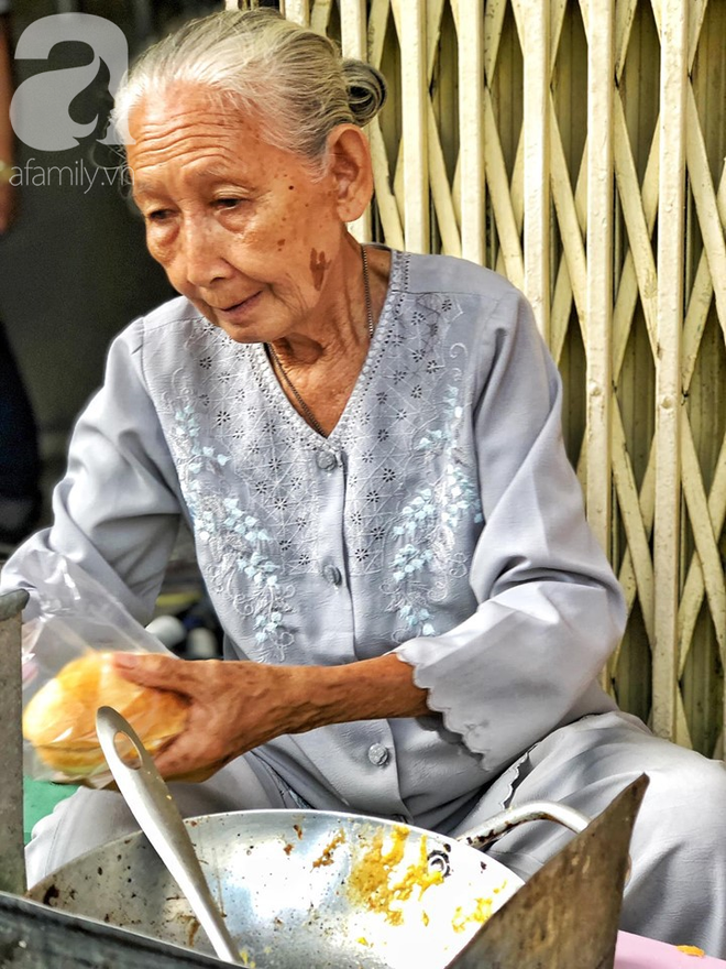 Gặp bà Hai bán bánh mì nói tiếng Anh ở trung tâm Sài Gòn: 75 tuổi mà vẫn khỏe re, lúc nào cũng lo khách không no cái bụng - Ảnh 3.