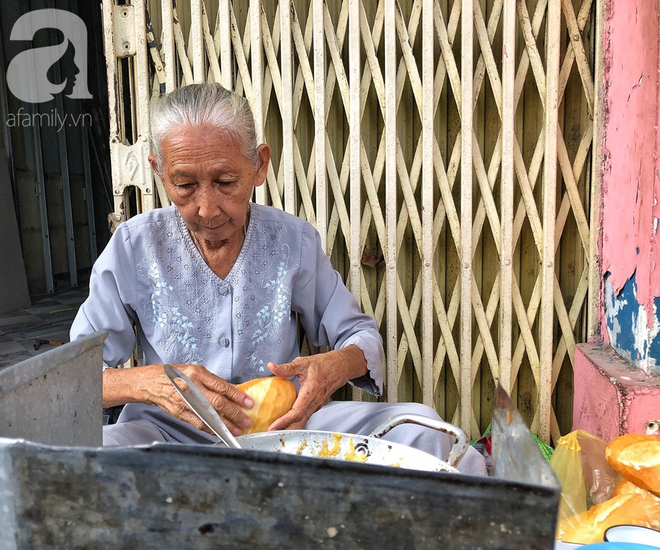 Gặp bà Hai bán bánh mì nói tiếng Anh ở trung tâm Sài Gòn: 75 tuổi mà vẫn khỏe re, lúc nào cũng lo khách không no cái bụng - Ảnh 5.