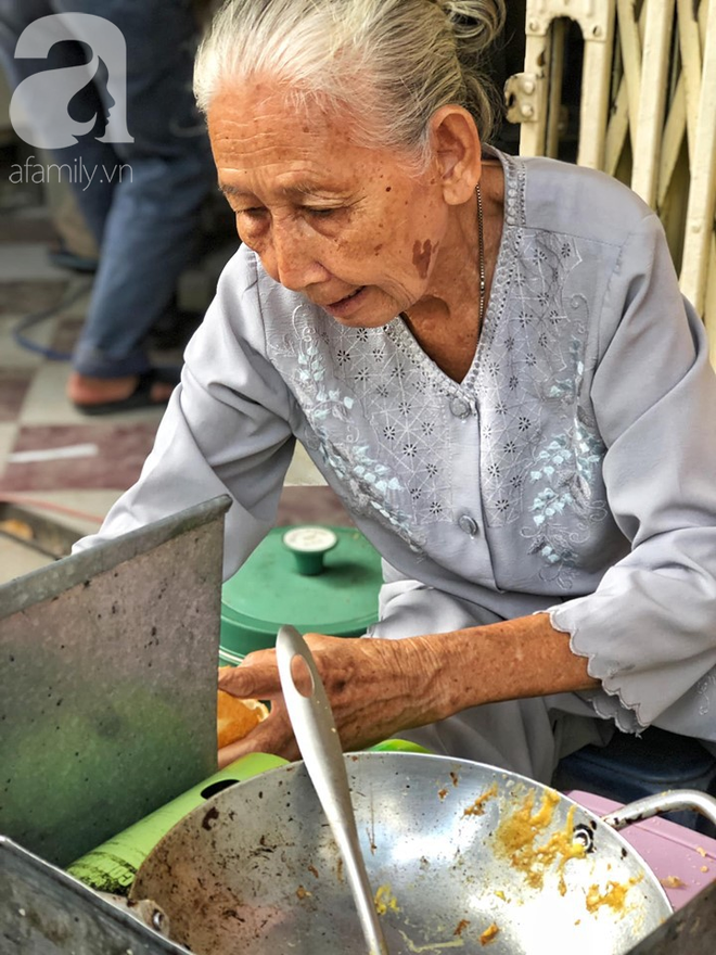 Gặp bà Hai bán bánh mì nói tiếng Anh ở trung tâm Sài Gòn: 75 tuổi mà vẫn khỏe re, lúc nào cũng lo khách không no cái bụng - Ảnh 6.