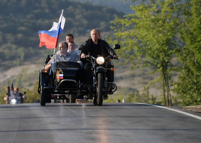 Video: Tổng thống Putin oai vệ lái xe phân khối lớn chở quan chức Crưm dự lễ hội motor  - Ảnh 2.