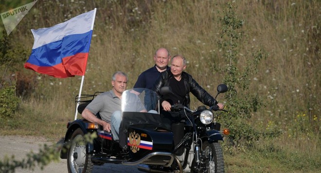 Video: Tổng thống Putin oai vệ lái xe phân khối lớn chở quan chức Crưm dự lễ hội motor  - Ảnh 3.