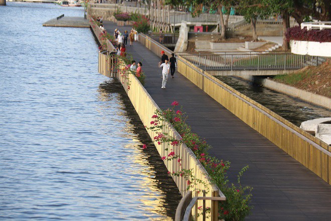 Cầu đi bộ siêu sang ven sông Hương lại vấp sự cố - Ảnh 1.