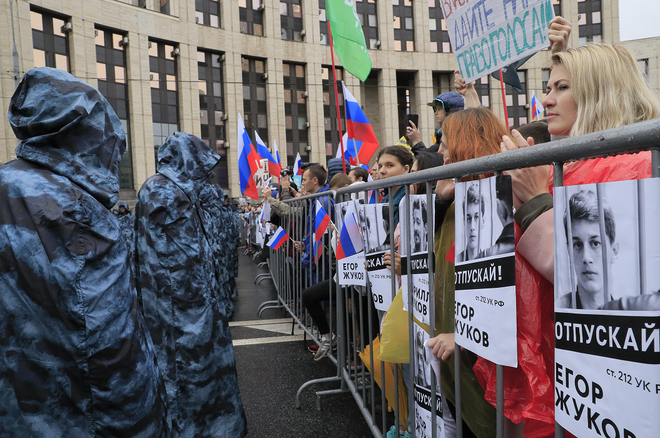 Biểu tình lớn kỷ lục ở Moscow từ ngày ông Putin trở lại Kremlin, tổng thống Nga bị xúc phạm - Ảnh 2.