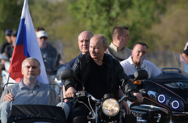 Video: Tổng thống Putin oai vệ lái xe phân khối lớn chở quan chức Crưm dự lễ hội motor  - Ảnh 4.