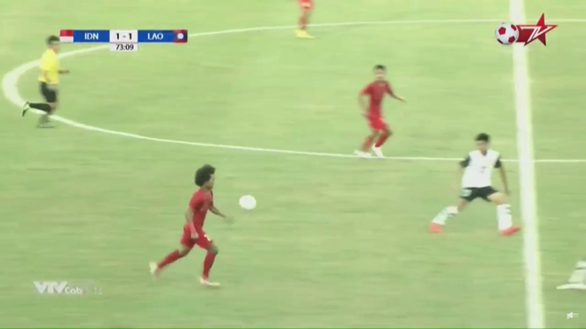 Fellaini phiên bản Indonesia đổ gục sau pha khinh công của cầu thủ Lào - Ảnh 1.