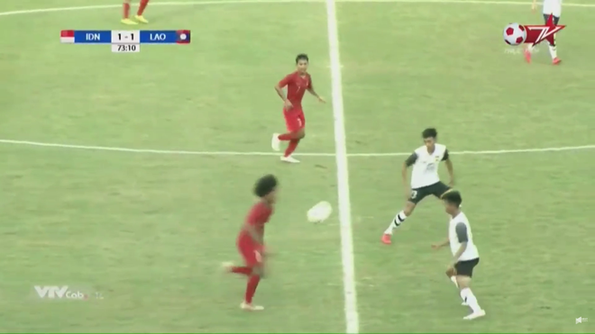 Fellaini phiên bản Indonesia đổ gục sau pha khinh công của cầu thủ Lào - Ảnh 2.