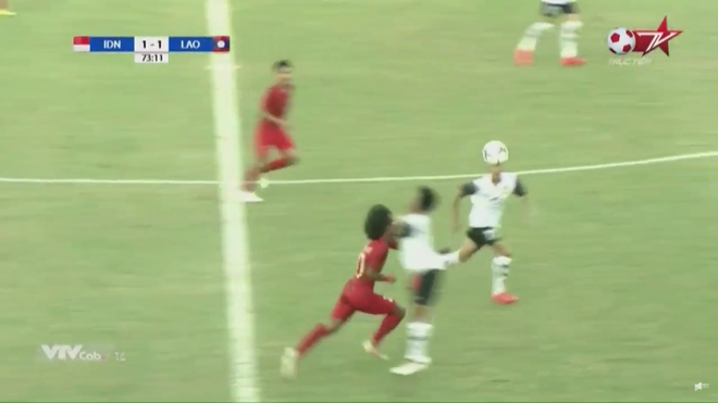 Fellaini phiên bản Indonesia đổ gục sau pha khinh công của cầu thủ Lào - Ảnh 3.