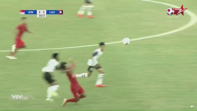 Fellaini phiên bản Indonesia đổ gục sau pha khinh công của cầu thủ Lào - Ảnh 4.