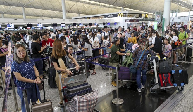 Hong Kong tiếp tục hủy hơn 300 chuyến bay, người biểu tình khẳng định sẽ còn quay lại - Ảnh 2.